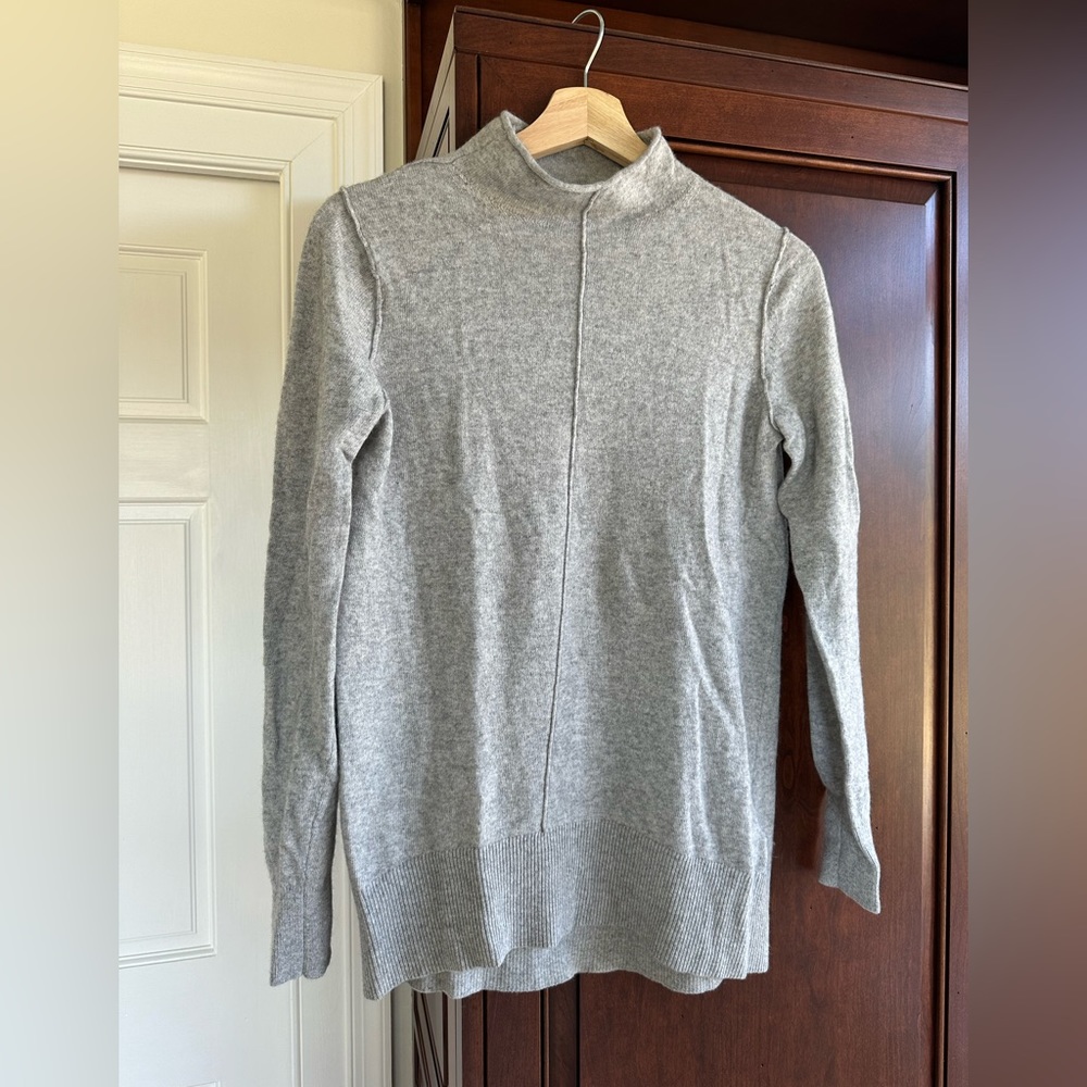 Banana Republic wool/cashmere blend mock neck sweater, size xs.